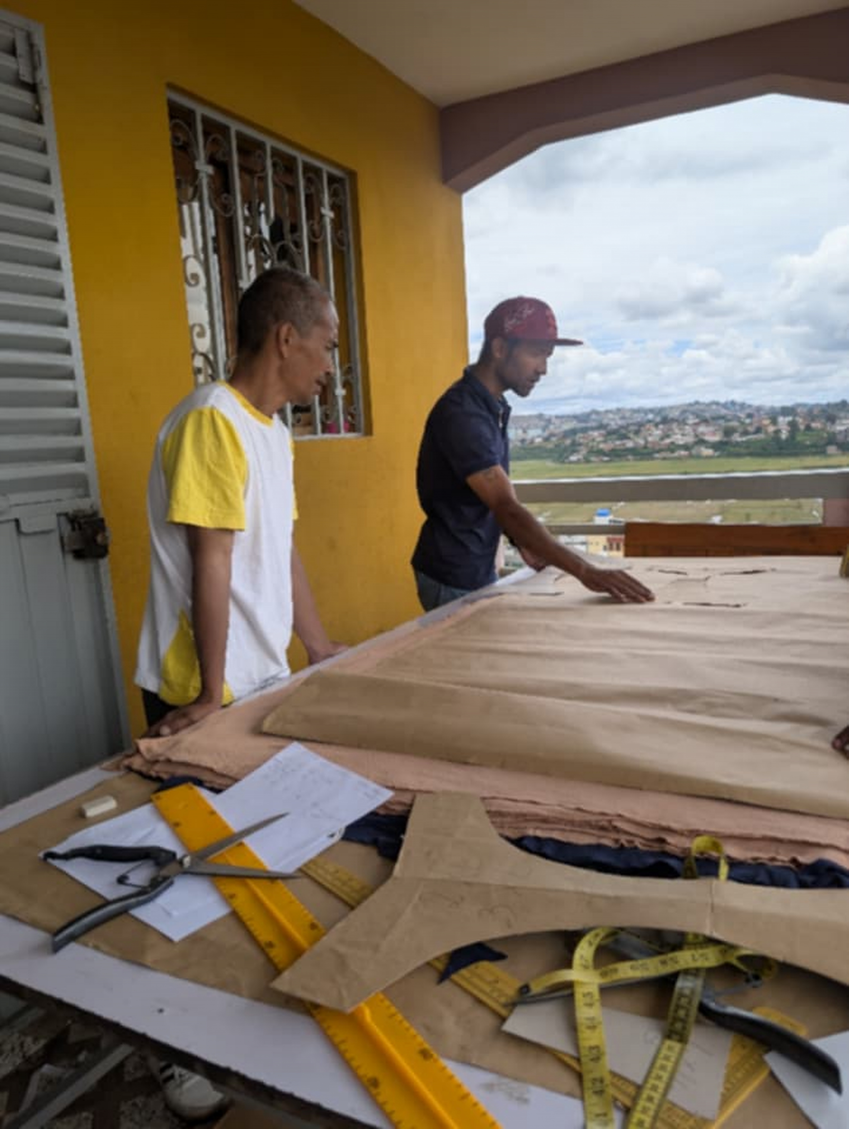 Gros plan d'une construction de vêtement professionnel sur un cintre