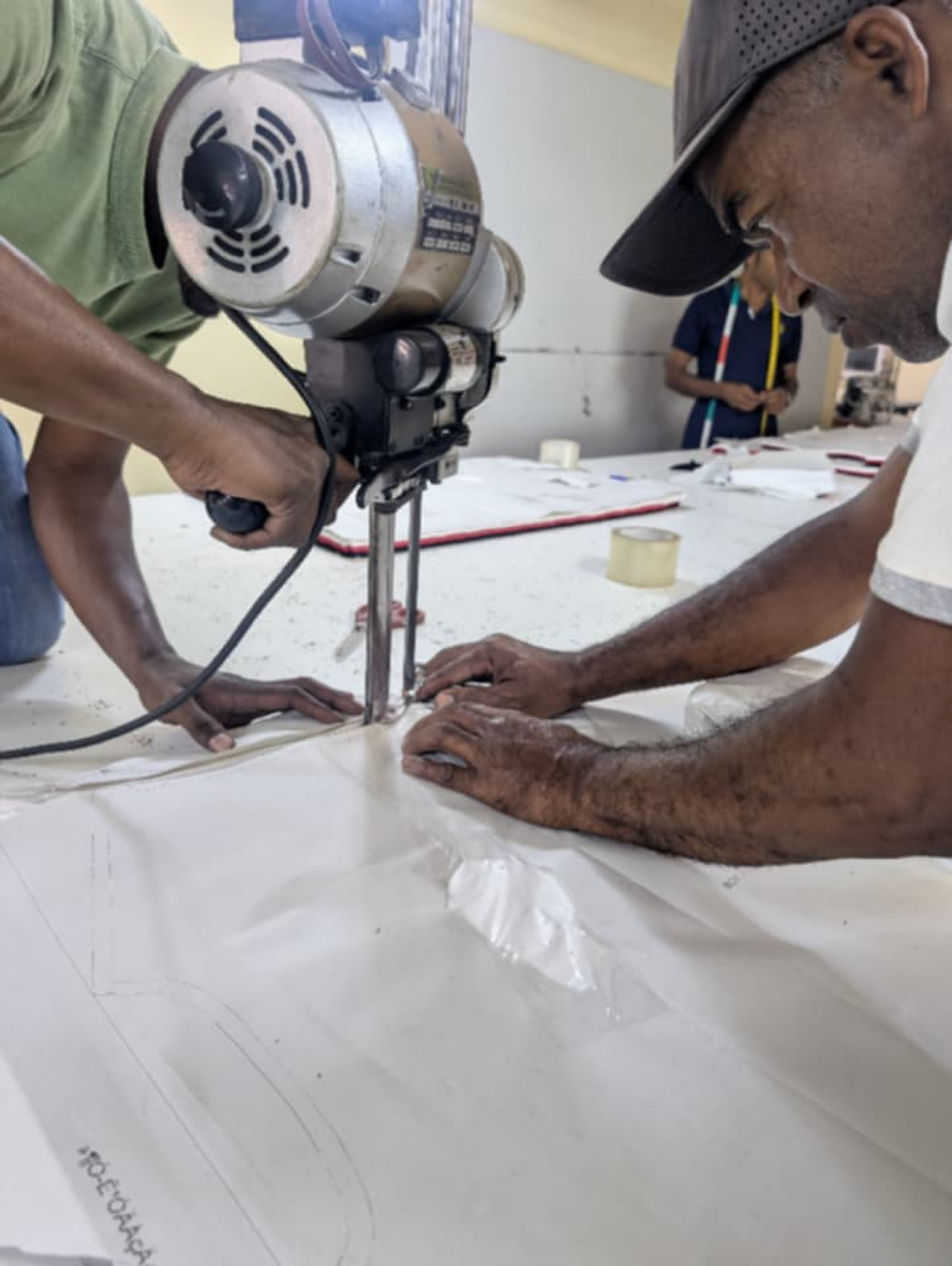 Travail de couture pratique en cours à l'atelier