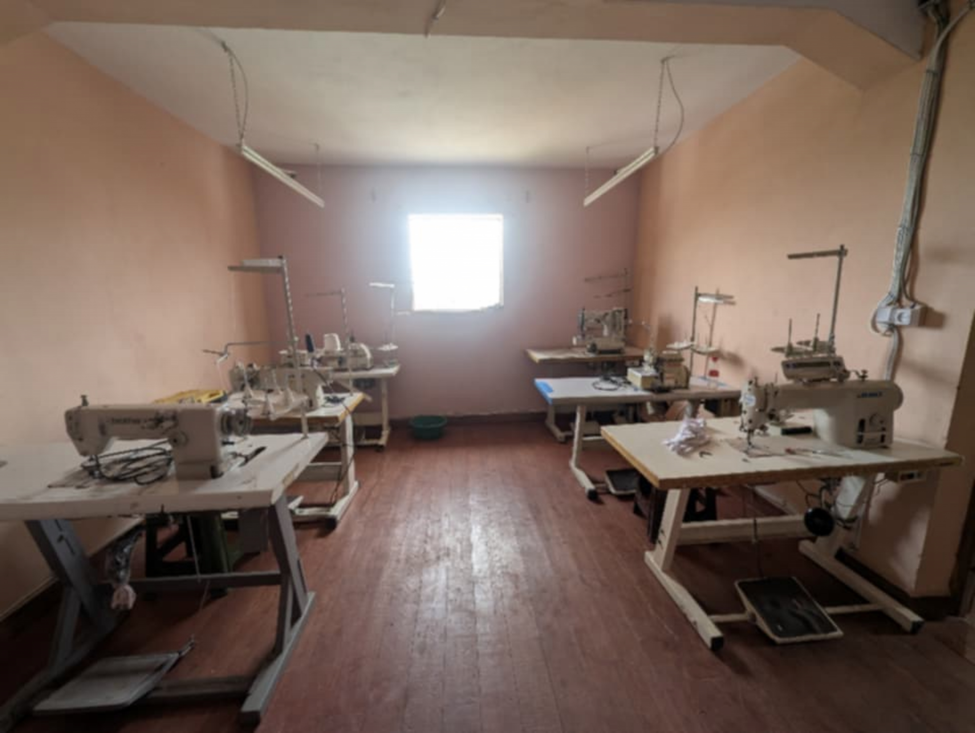 Environnement d'atelier moderne avec stockage pratique des tissus et équipement professionnel